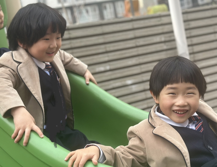 즐거운 실외  놀이터 시간
